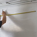 Etape 4 : Poser le mètre le long de la ligne horizontale, puis marquer le deuxième trou à 1 mètre d’intervalle, par rapport au premier trou de fixation. Etape 4 : Poser le mètre le long de la ligne horizontale, puis marquer le deuxième trou à 1 mètre d’intervalle, par rapport au premier trou de fixation.