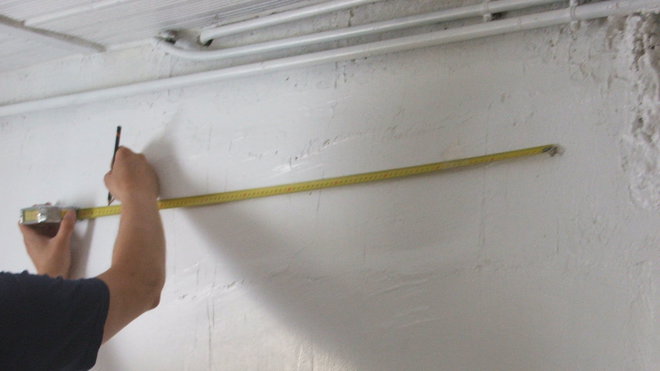 Etape 4 : Poser le mètre le long de la ligne horizontale, puis marquer le deuxième trou à 1 mètre d’intervalle, par rapport au premier trou de fixation. Etape 4 : Poser le mètre le long de la ligne horizontale, puis marquer le deuxième trou à 1 mètre d’intervalle, par rapport au premier trou de fixation.