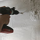 Etape 5 : Percer les 2 trous avec une perceuse en mode percussion. Etape 5 : Percer les 2 trous avec une perceuse en mode percussion.