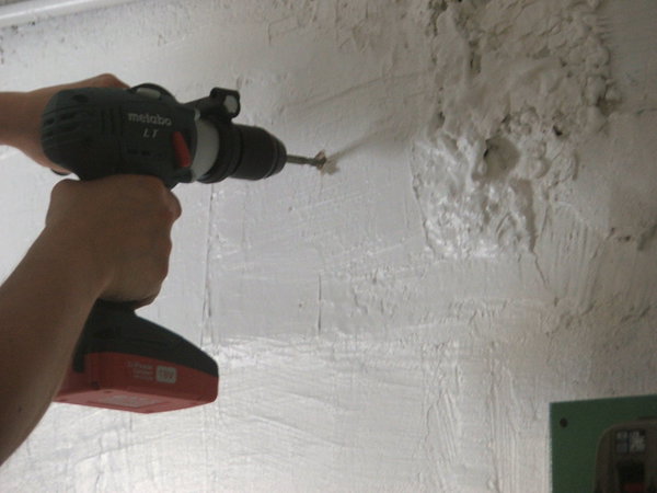 Etape 5 : Percer les 2 trous avec une perceuse en mode percussion.