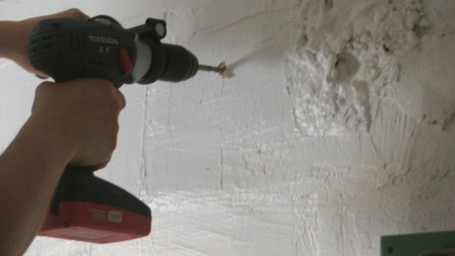 Etape 5 : Percer les 2 trous avec une perceuse en mode percussion. Etape 5 : Percer les 2 trous avec une perceuse en mode percussion.