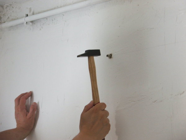 Etape 6 : Insérer les chevilles dans les trous, puis les enfoncer à l'aide d'un marteau.