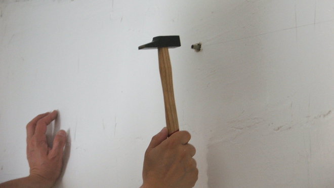 Etape 6 : Insérer les chevilles dans les trous, puis les enfoncer à l'aide d'un marteau. Etape 6 : Insérer les chevilles dans les trous, puis les enfoncer à l'aide d'un marteau.