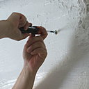 Etape 7 : Visser les vis jusqu'à environ 1 cm du mur ; cela permettra d’accrocher le séchoir. Etape 7 : Visser les vis jusqu'à environ 1 cm du mur ; cela permettra d’accrocher le séchoir.