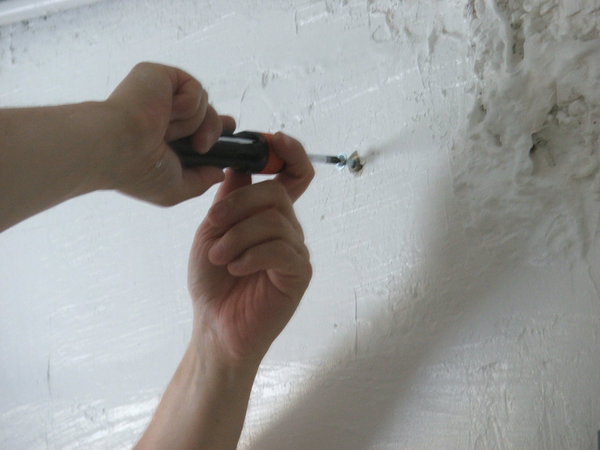 Etape 7 : Visser les vis jusqu'à environ 1 cm du mur ; cela permettra d’accrocher le séchoir.