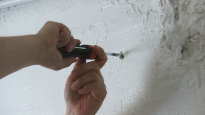 Etape 7 : Visser les vis jusqu'à environ 1 cm du mur ; cela permettra d’accrocher le séchoir. Etape 7 : Visser les vis jusqu'à environ 1 cm du mur ; cela permettra d’accrocher le séchoir.