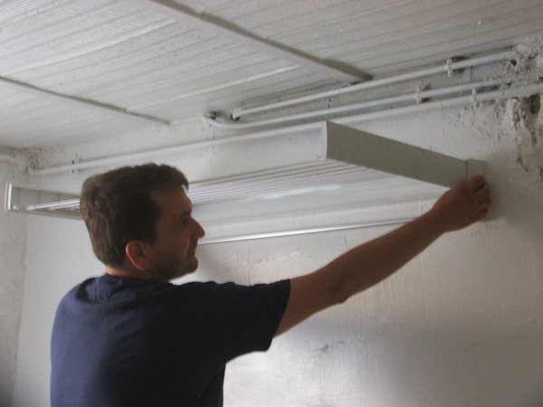 Etape 8 : Poser le séchoir sur les vis.