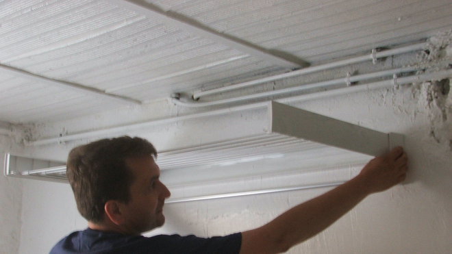 Etape 8 : Poser le séchoir sur les vis. Etape 8 : Poser le séchoir sur les vis.