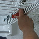 Etape 9 : Bien serrer les vis afin de fixer fermement le séchoir. Etape 9 : Bien serrer les vis afin de fixer fermement le séchoir.