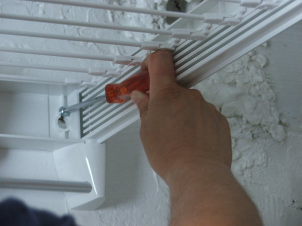 Etape 9 : Bien serrer les vis afin de fixer fermement le séchoir.