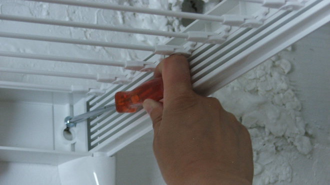 Etape 9 : Bien serrer les vis afin de fixer fermement le séchoir. Etape 9 : Bien serrer les vis afin de fixer fermement le séchoir.