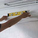 Etape 10 : Vérifier l'horizontalité du séchoir à l'aide du niveau à bulle. Etape 10 : Vérifier l'horizontalité du séchoir à l'aide du niveau à bulle.