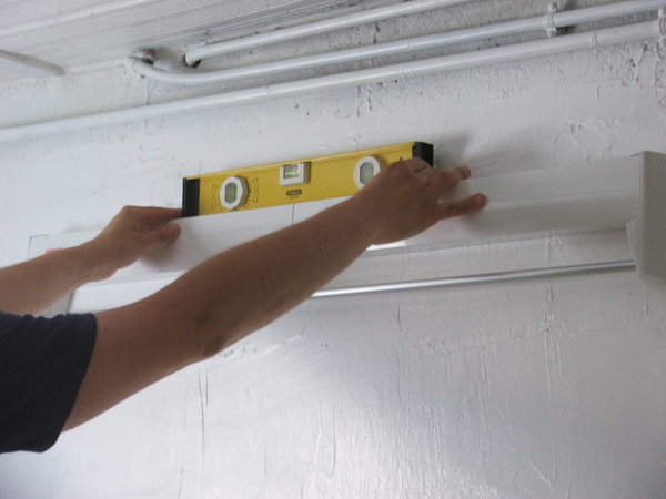 Etape 10 : Vérifier l'horizontalité du séchoir à l'aide du niveau à bulle.