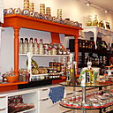 Valérie Bloch associe quelques douceurs gourmandes à des petits objets dans l'air du temps dans un joli coffret à offrir.