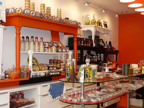 Valérie Bloch associe quelques douceurs gourmandes à des petits objets dans l'air du temps dans un joli coffret à offrir.