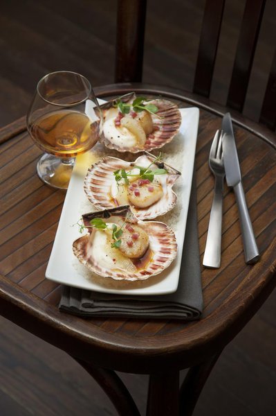 Une belle entrée à base de Saint-Jacques poêlées, sur un lit de purée de chou fleur et accompagné d'une sauce faite de Kerisac, sorte de vin doux de cidre, réduit.