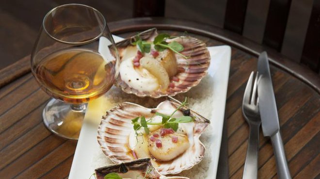 Une belle entrée à base de Saint-Jacques poêlées, sur un lit de purée de chou fleur et accompagné d'une sauce faite de Kerisac, sorte de vin doux de cidre, réduit.