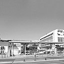 L’ancienne entrée frontale d’origine du lycée Albert Camus, située avenue Georges Pompidou à Nîmes. Une entrée anonyme, sans signalétique, on se croirait sur un site industriel… L’ancienne entrée frontale d’origine du lycée Albert Camus, située avenue Georges Pompidou à Nîmes. Une entrée anonyme, sans signalétique, on se croirait sur un site industriel…