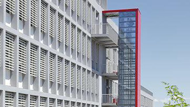 Bardage en Eternit et verrière rouge pour les coursives et le nouvel ascenseur. Bardage en Eternit et verrière rouge pour les coursives et le nouvel ascenseur.