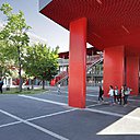 Le vaste porche théâtralisé assure désormais plusieurs fonctions. La grande sous-face en résille métallique rouge du laboratoire devient un vaste porche. Il abrite le nouveau hall d'entrée conçu dans une courbe vitrée, et prolonge la salle de conférence. Il offre aussi aux élèves de l'établissement le préau couvert qui leur manquait. La lasure rouge des poteaux du porche accompagne le cheminement depuis la rue jusqu’à la cour. Le vaste porche théâtralisé assure désormais plusieurs fonctions. La grande sous-face en résille métallique rouge du laboratoire devient un vaste porche. Il abrite le nouveau hall d'entrée conçu dans une courbe vitrée, et prolonge la salle de conférence. Il offre aussi aux élèves de l'établissement le préau couvert qui leur manquait. La lasure rouge des poteaux du porche accompagne le cheminement depuis la rue jusqu’à la cour.