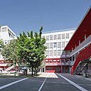 Les bâtiments existants sont désormais accessibles à tous, malgré la pente. Un parcours ouvert et lisible en façade, et l’adjonction de coursives et d’ascenseurs, scande la façade de l’interminable « barre » qui traverse l’ensemble du site. Les bâtiments existants sont désormais accessibles à tous, malgré la pente. Un parcours ouvert et lisible en façade, et l’adjonction de coursives et d’ascenseurs, scande la façade de l’interminable « barre » qui traverse l’ensemble du site.