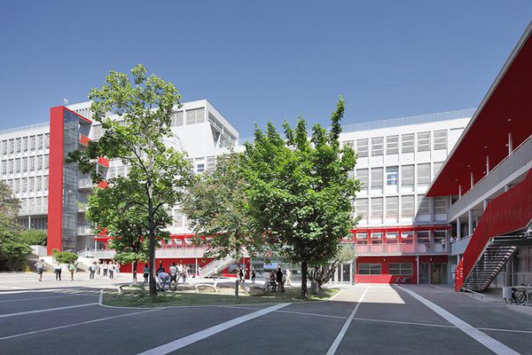 Les bâtiments existants sont désormais accessibles à tous, malgré la pente. Un parcours ouvert et lisible en façade, et l’adjonction de coursives et d’ascenseurs, scande la façade de l’interminable « barre » qui traverse l’ensemble du site.