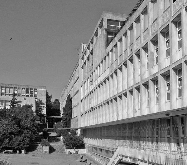 Ancien escalier qui ne permettait pas l’accessibilité aux handicapés.