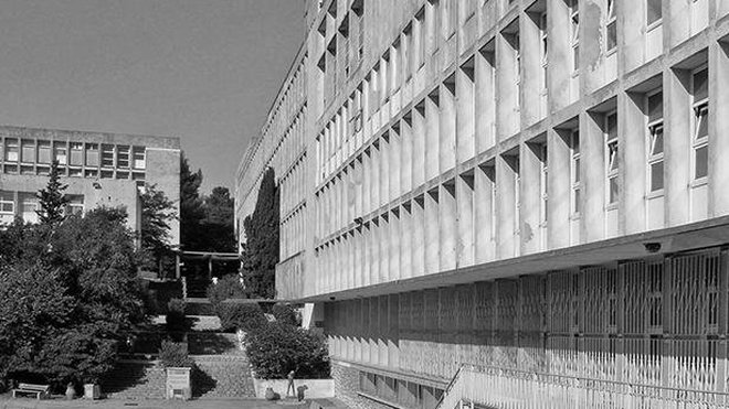 Ancien escalier qui ne permettait pas l’accessibilité aux handicapés. Ancien escalier qui ne permettait pas l’accessibilité aux handicapés.