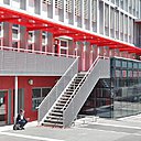 En extension au rez-de-chaussée sur cour, un petit corps de bâtiment central entièrement vitré est dédié à la « vie scolaire ». En extension au rez-de-chaussée sur cour, un petit corps de bâtiment central entièrement vitré est dédié à la « vie scolaire ».