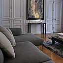 Style années 1970, pour la console et la table basse coordonnées en laque noire, avec effet faux marbre du plateau. Style années 1970, pour la console et la table basse coordonnées en laque noire, avec effet faux marbre du plateau.