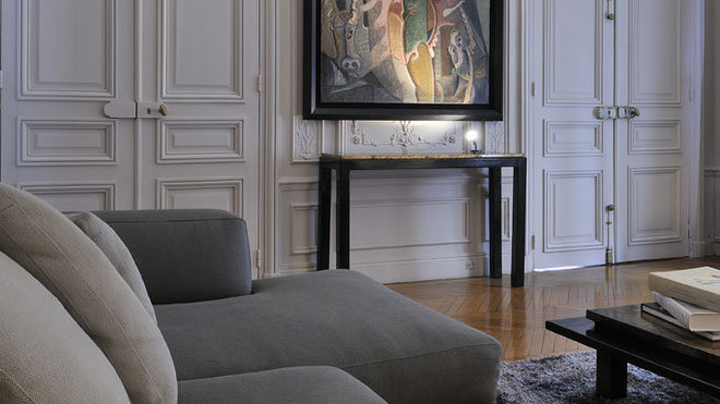 Style années 1970, pour la console et la table basse coordonnées en laque noire, avec effet faux marbre du plateau.