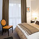 Des couleurs douces et chaleureuses pour la chambre principale de la résidence de Villejuif, au style contemporain sans excès. Des couleurs douces et chaleureuses pour la chambre principale de la résidence de Villejuif, au style contemporain sans excès.