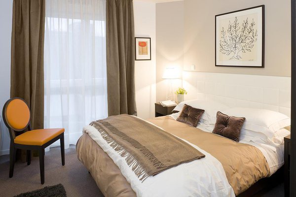 Des couleurs douces et chaleureuses pour la chambre principale de la résidence de Villejuif, au style contemporain sans excès.