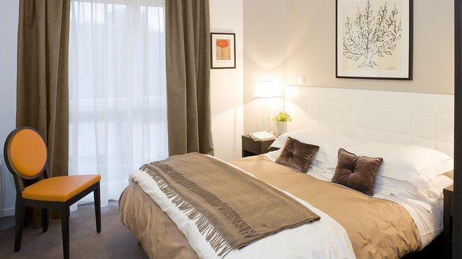 Des couleurs douces et chaleureuses pour la chambre principale de la résidence de Villejuif, au style contemporain sans excès.