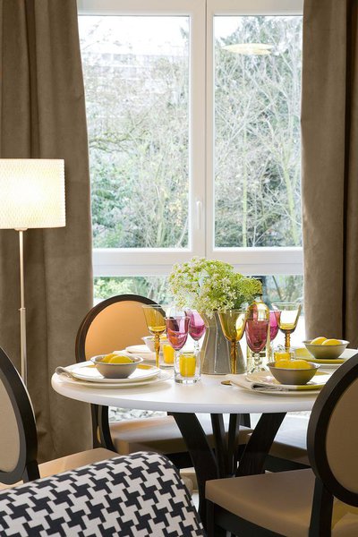 Un espace repas qui fait penser à celui d’une jolie table d’un restaurant parisien.