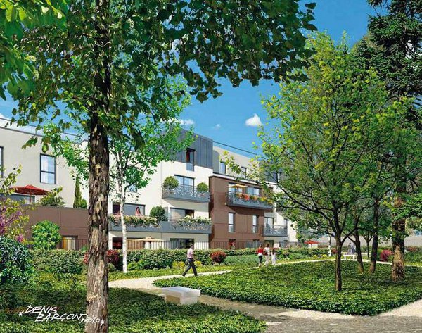 Côté jardin, les espaces verts sont mis en valeur et travaillés avec attention pour créer une ambiance accueillante et reposante.