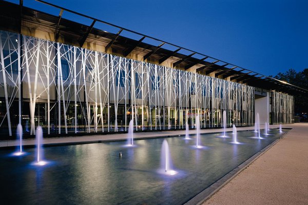 Sur la façade en double peau vitrée, des arbres stylisés sérigraphiés constituent une métaphore de l’«arbre de la connaissance».