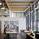 La médiathèque est transparente et animée, une vitrine pour mettre en scène la culture, et un espace aéré et extrêmement lumineux pour travailler.