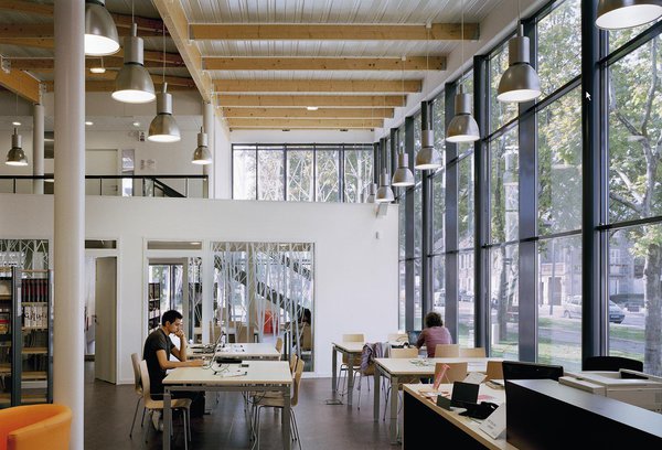 La médiathèque est transparente et animée, une vitrine pour mettre en scène la culture, et un espace aéré et extrêmement lumineux pour travailler.