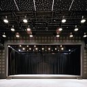 La salle de spectacle peut accueillir 400 spectateurs assis. Grâce à ses gradins rétractables, elle peut en accueillir 500 debout. Par ailleurs, les caractéristiques d’acoustique sont modifiables pour une adaptation à tout type de spectacles.