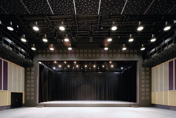 La salle de spectacle peut accueillir 400 spectateurs assis. Grâce à ses gradins rétractables, elle peut en accueillir 500 debout. Par ailleurs, les caractéristiques d’acoustique sont modifiables pour une adaptation à tout type de spectacles.