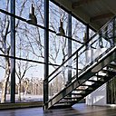 Au rez-de-chaussée, on trouve le hall d’exposition et la médiathèque qui donnent sur un espace paysager. Lumière et simplicité sont les maîtres mots du projet. Le parquet en bois s’associe aux grandes baies vitrées pour créer une atmosphère agréable.