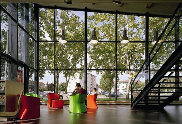 Après 18 mois de travaux, l’agence Lyonnaise Chabanne & Partenaires a offert à la ville de Rumilly, en Haute-Savoie, un complexe culturel HQE composé d’une médiathèque, d’un espace d’expositions et d’une salle de spectacle.