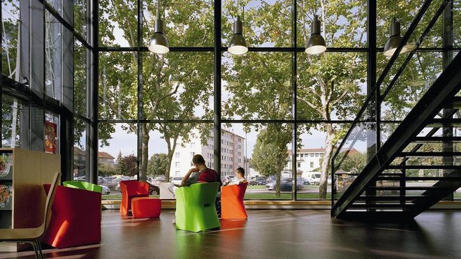 Après 18 mois de travaux, l’agence Lyonnaise Chabanne & Partenaires a offert à la ville de Rumilly, en Haute-Savoie, un complexe culturel HQE composé d’une médiathèque, d’un espace d’expositions et d’une salle de spectacle.