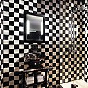 Le motif de l’échiquier habille cette salle de bains du sol au plafond, lui donnant une allure ultra graphique, à la limite du psychédélique.