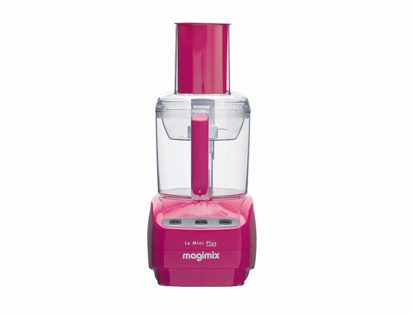 Comment résister à la couleur chatoyante de ce petit robot spécialement conçu pour les petits espaces. Compact et équipé d’un moteur professionnel, il permet de hacher, d’émulsionner, de mixer, de râper, d’émincer, de broyer, de presser les agrumes, et de battre les blancs en  neige. Livré avec une cuve de 1,7 l et une mini-cuve de 0,5 l, ainsi qu’un livre de 70 recettes. 15,5 x 21 cm x H 37 cm. A partir de 169 €. Robot mini-plus. Magimix.