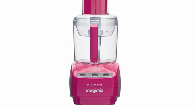 Comment résister à la couleur chatoyante de ce petit robot spécialement conçu pour les petits espaces. Compact et équipé d’un moteur professionnel, il permet de hacher, d’émulsionner, de mixer, de râper, d’émincer, de broyer, de presser les agrumes, et de battre les blancs en  neige. Livré avec une cuve de 1,7 l et une mini-cuve de 0,5 l, ainsi qu’un livre de 70 recettes. 15,5 x 21 cm x H 37 cm. A partir de 169 €. Robot mini-plus. Magimix.