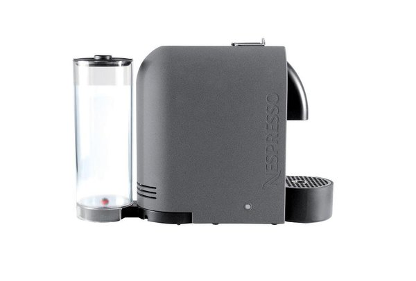 Grâce à son design modulable et ses aimants, cette machine à café trouve sa place dans toutes les cuisines. Intelligente, elle est dotée d’une interface tactile, elle permet aussi le dosage automatique et la mémorisation du dosage préféré, ainsi que l’éjection automatique de la capsule. 125 €. Machine à café M130 Umat. Magimix.