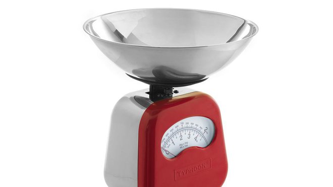 Avant de se mettre en cuisine, on pèse ses ingrédients sur cette jolie balance mécanique en acier inox émaillé. Existe en deux coloris. 23 x 20 x H 23 cm. 49,90 €. Balance Novo. Fly.