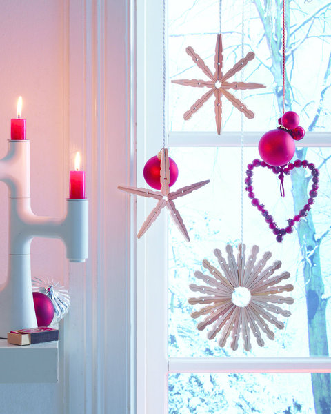 Fenêtre de fête, une belle idée à reprendre avec ses 3 étoiles en bois réalisées avec des pinces à linge .